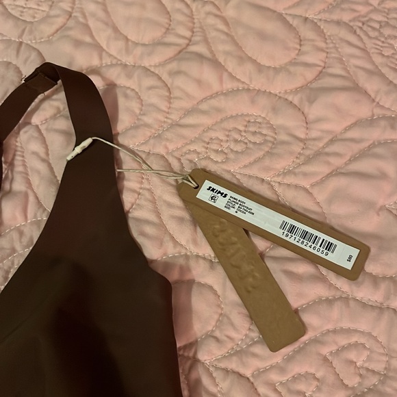 SKIMS  Plunge Thong Bodysuit - Picture 3 of 11